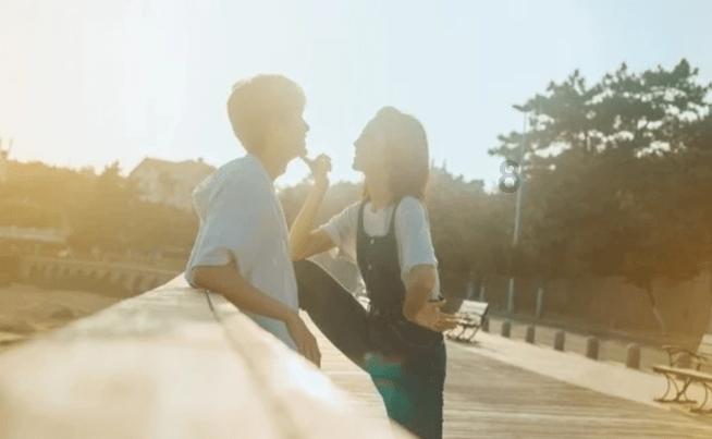 远亲不如近邻!男童独自在家引发火灾邻居撬门救人