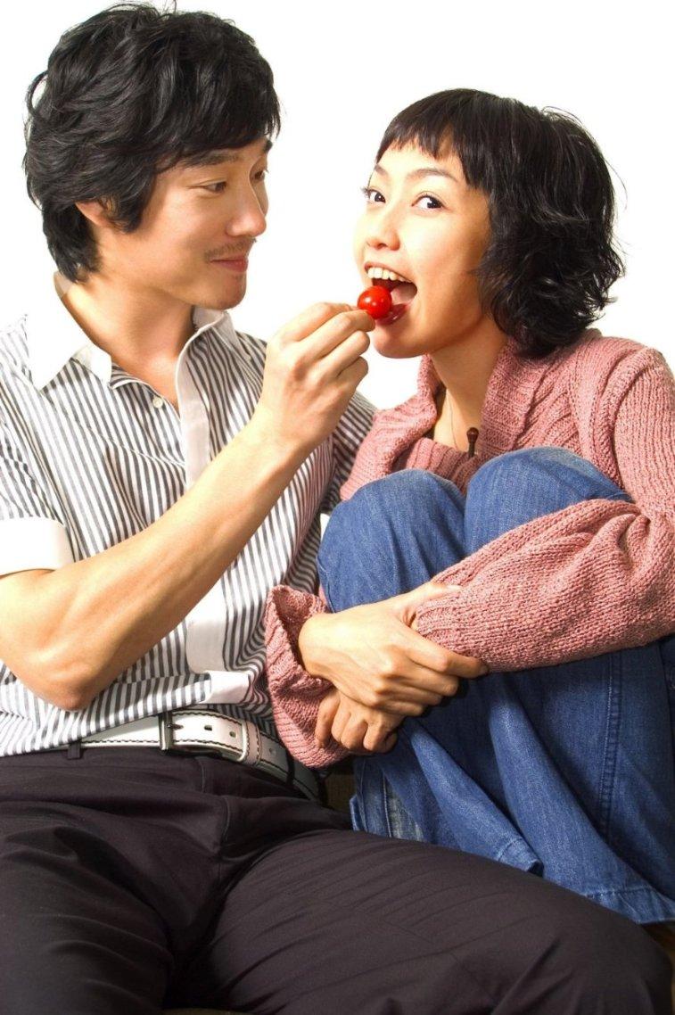 逃离海滩的女孩