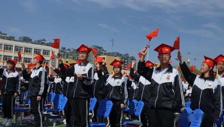努力向上的铁球